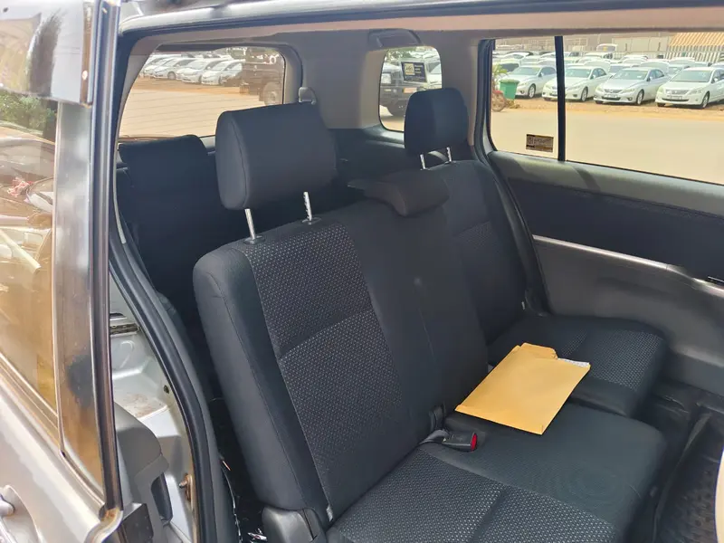 2010 Toyota Isis – photo 7