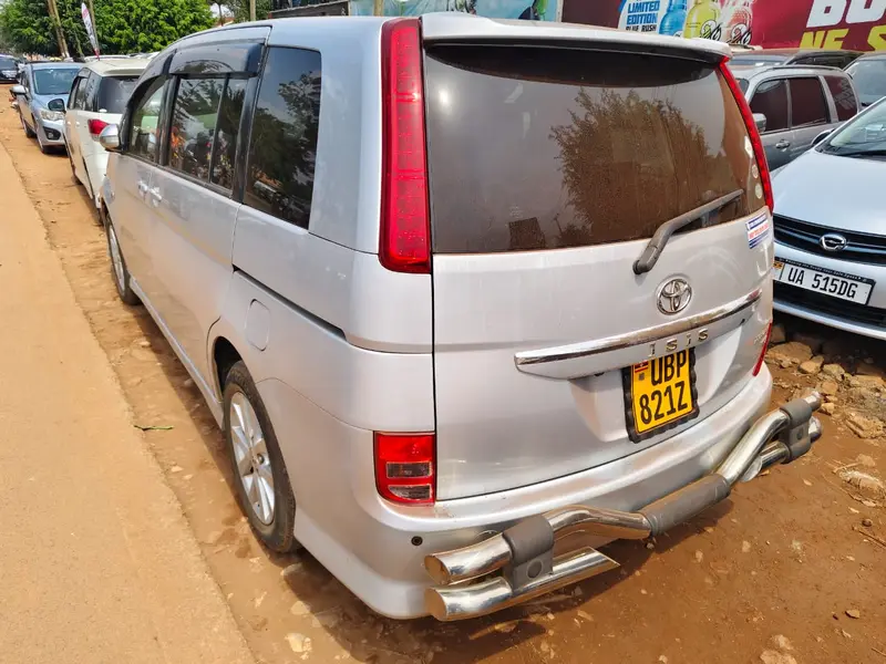 2010 Toyota Isis – photo 8