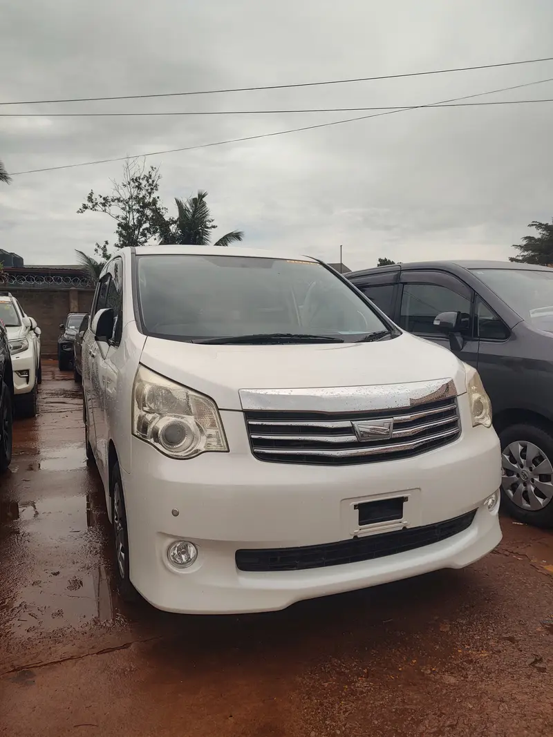 2013 Toyota Noah – photo 2
