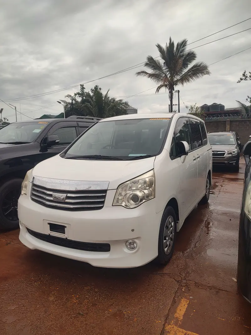 2013 Toyota Noah – photo 3