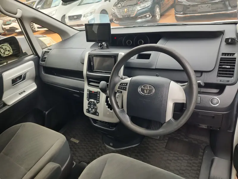 2013 Toyota Noah – photo 6
