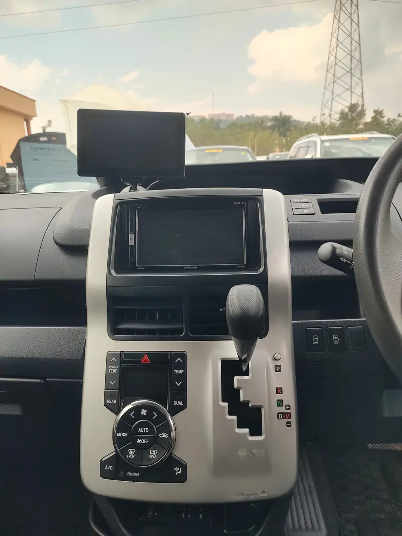 2013 Toyota Noah – photo 7