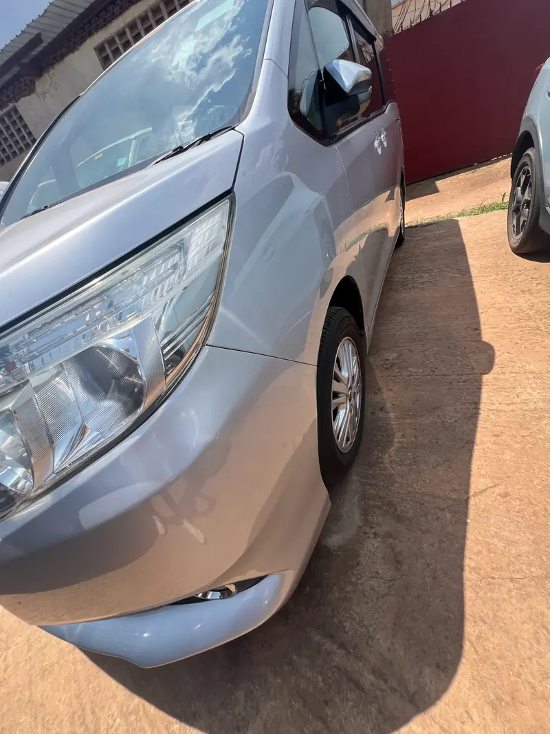 2014 Toyota Noah – photo 2