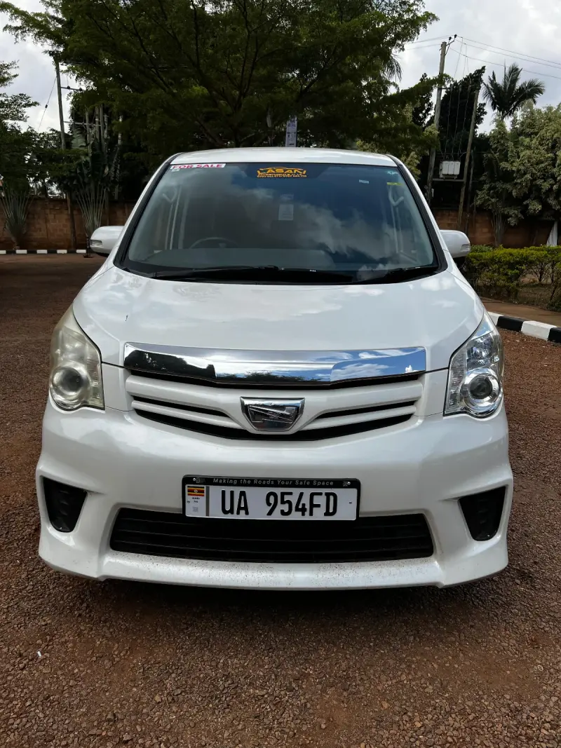 2011 Toyota Noah – photo 2