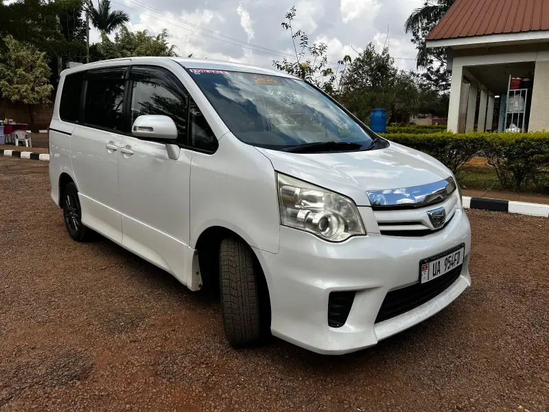 2011 Toyota Noah – photo 3