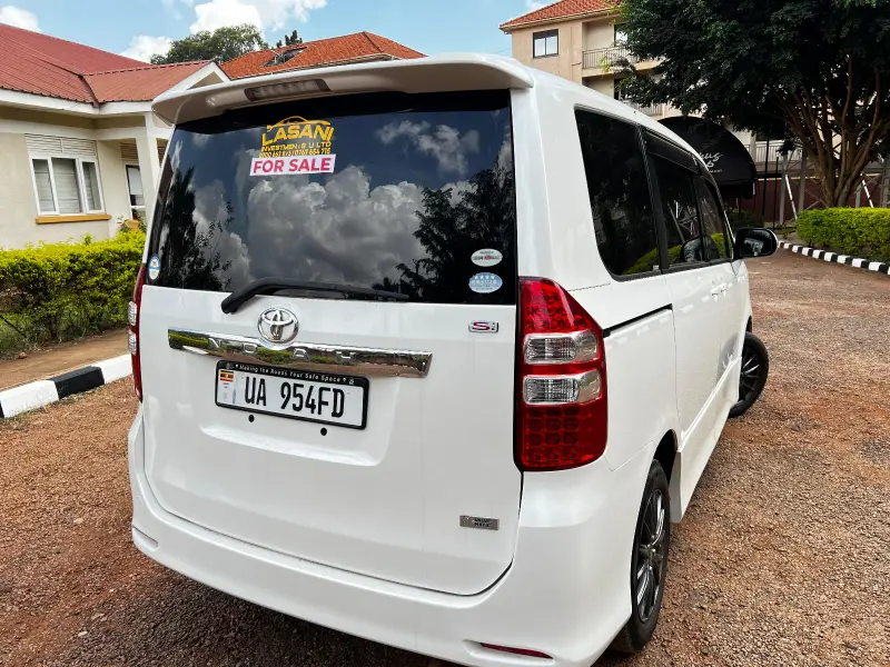 2011 Toyota Noah – photo 4