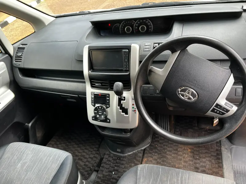 2011 Toyota Noah – photo 6