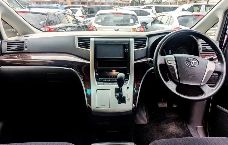 2013 Toyota Alphard – photo 2