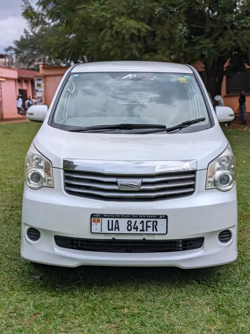 2011 Toyota Noah – photo 2