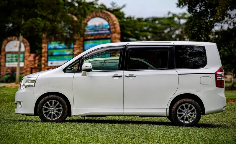 2011 Toyota Noah – photo 3