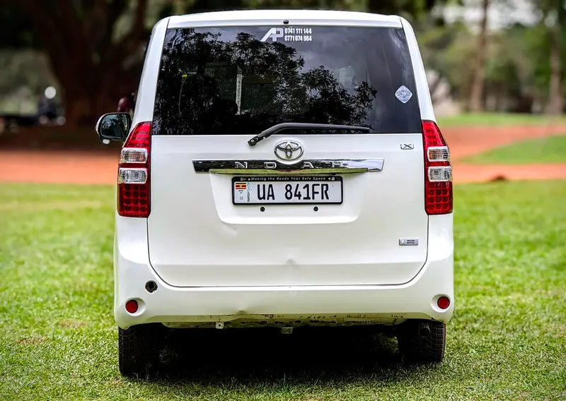 2011 Toyota Noah – photo 4