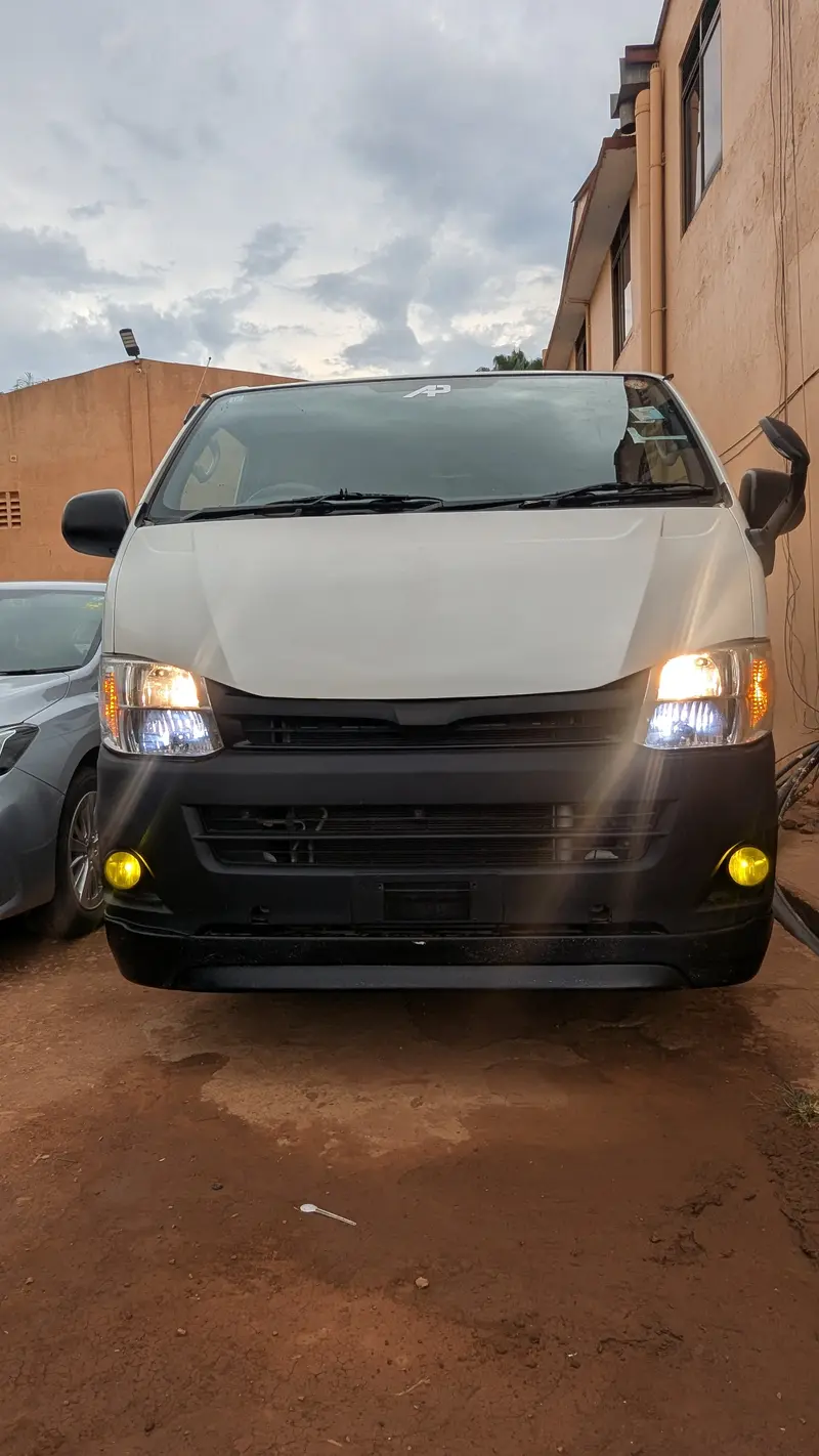 2013 Toyota Hiace – photo 2