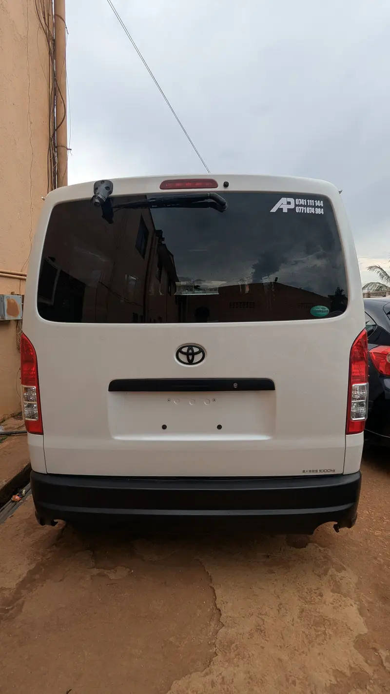 2013 Toyota Hiace – photo 4