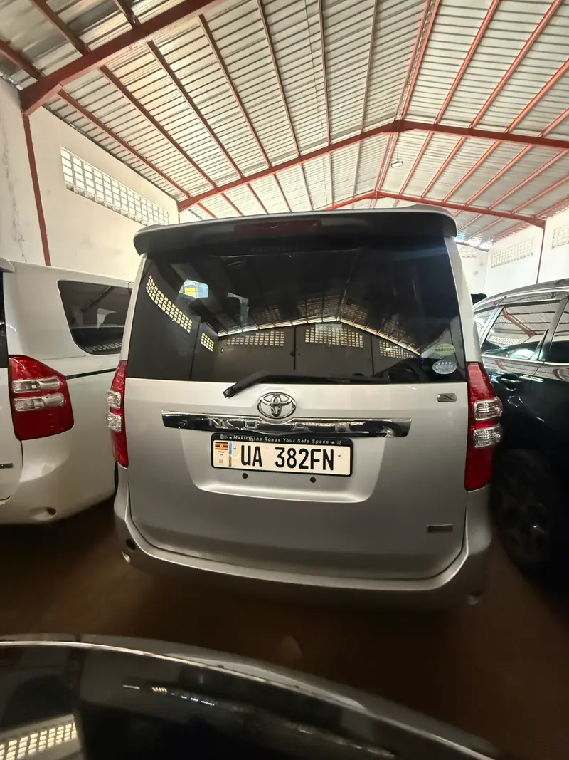 2012 Toyota Noah – photo 5