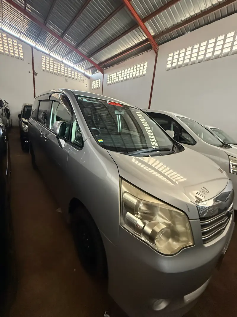 2012 Toyota Noah – photo 6