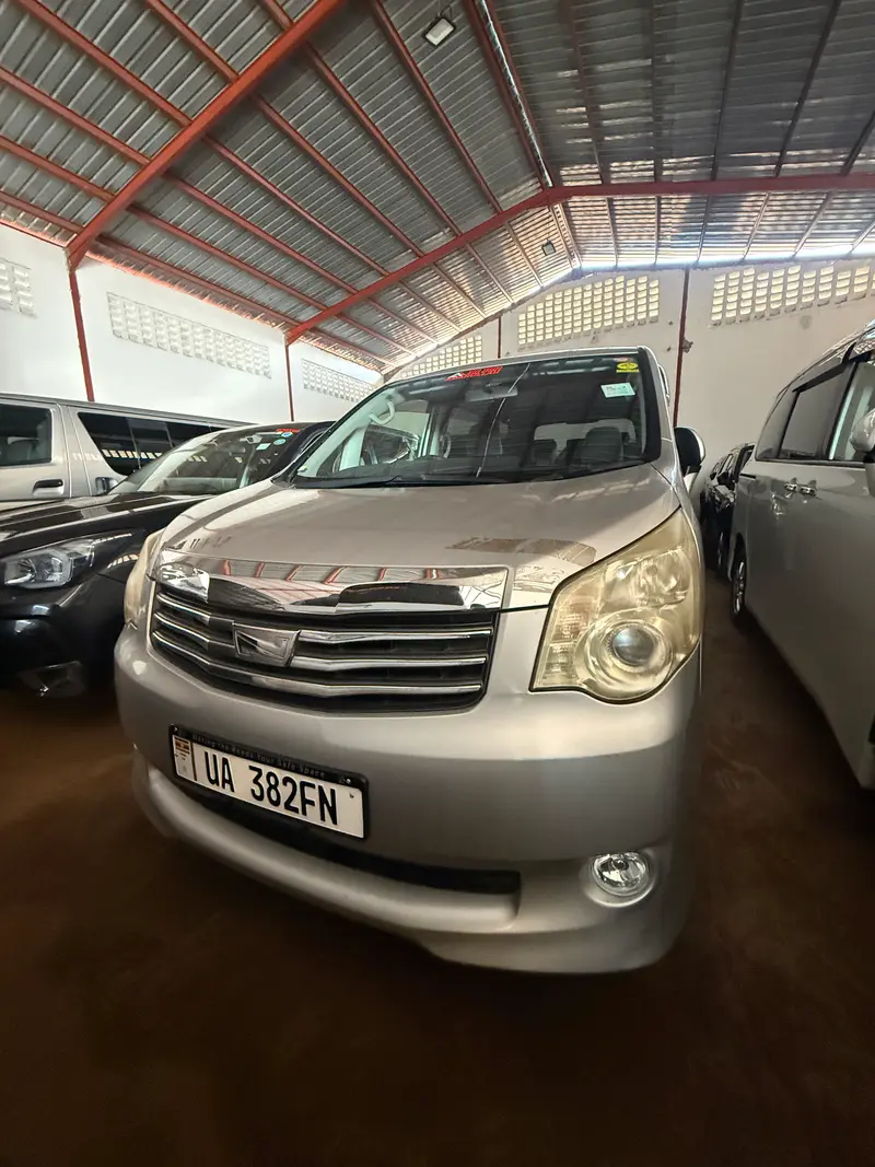 2012 Toyota Noah – photo 7