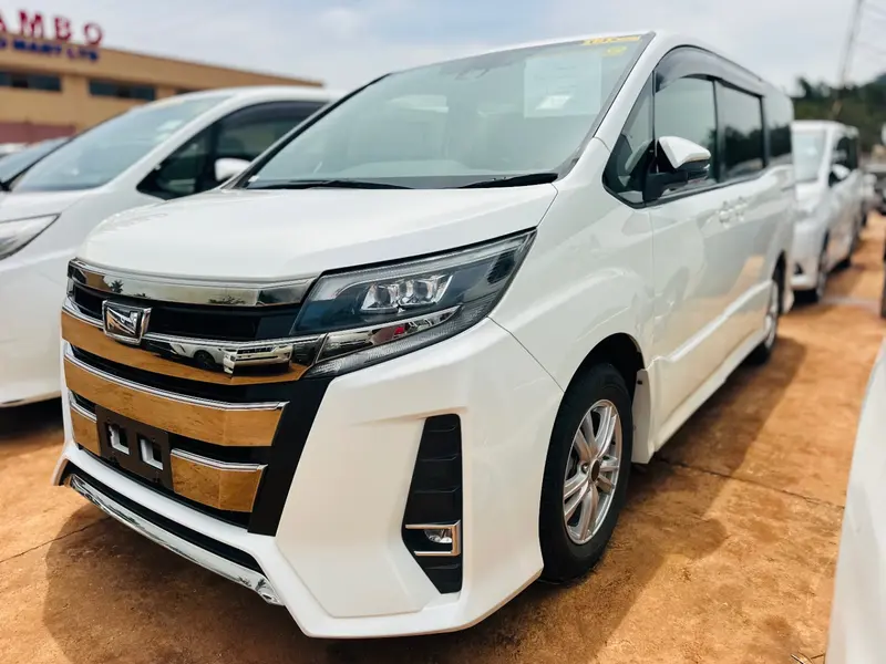 2017 Toyota Noah – photo 2