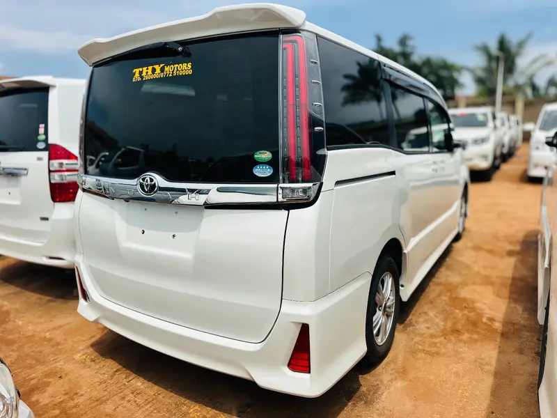 2017 Toyota Noah – photo 3