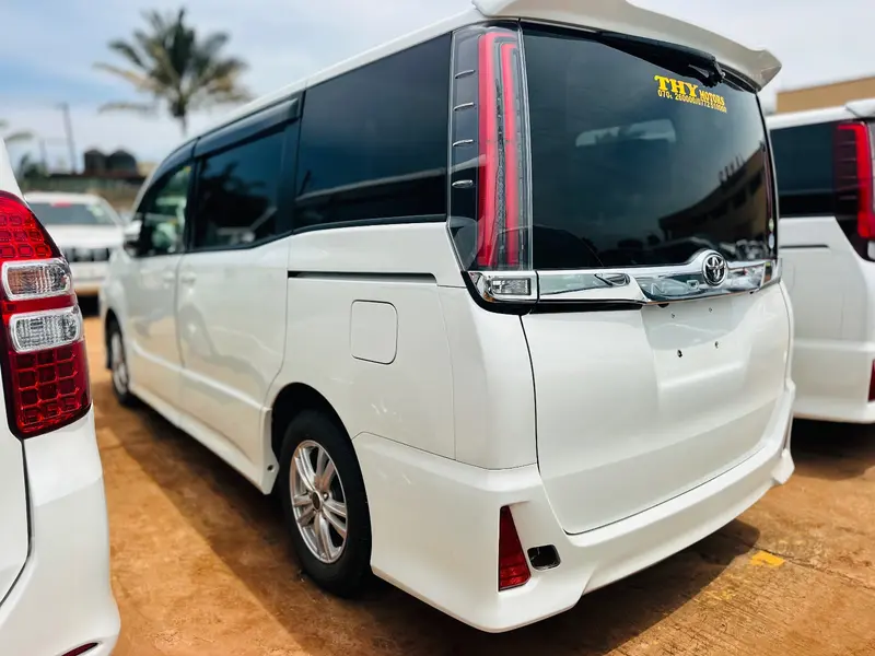 2017 Toyota Noah – photo 4