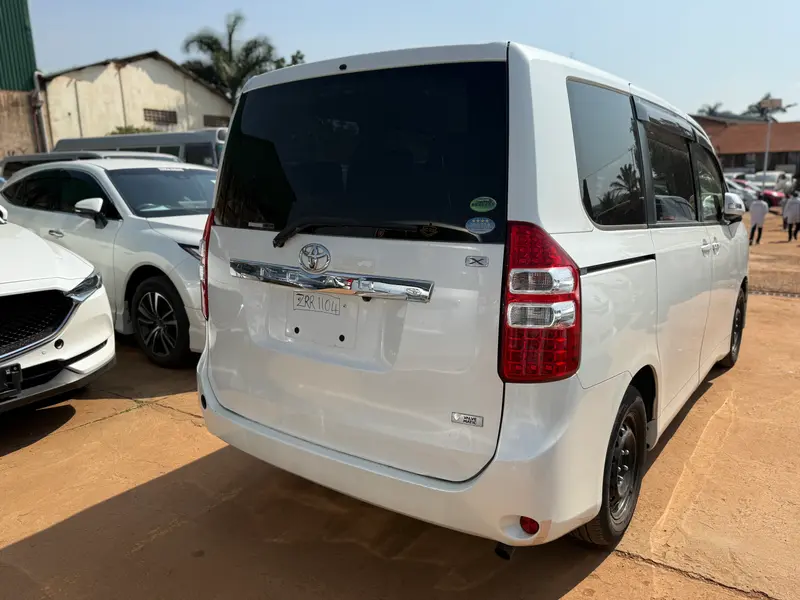 2013 Toyota Noah – photo 2