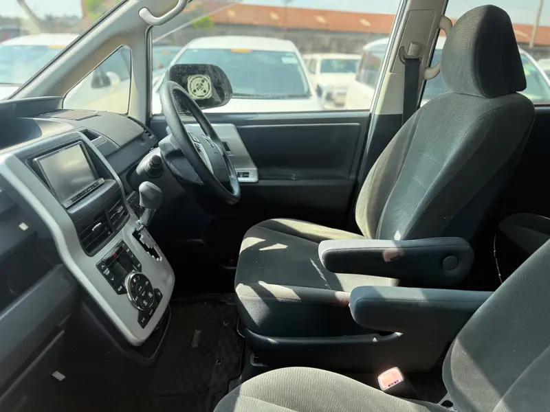 2013 Toyota Noah – photo 3