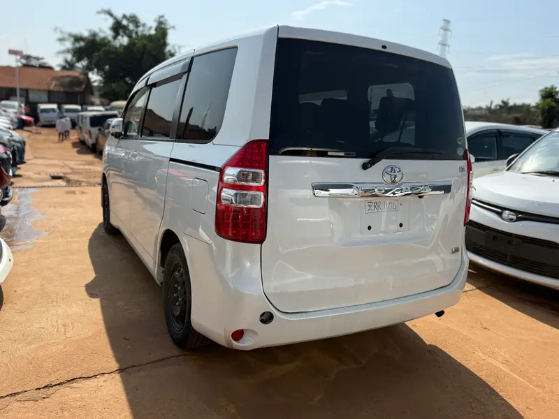 2013 Toyota Noah – photo 4