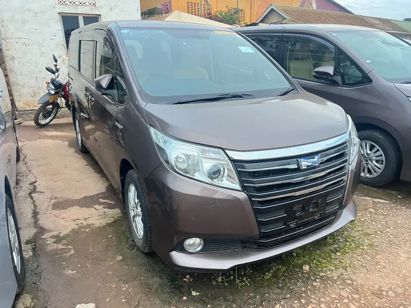 2014 Toyota Noah – photo 2