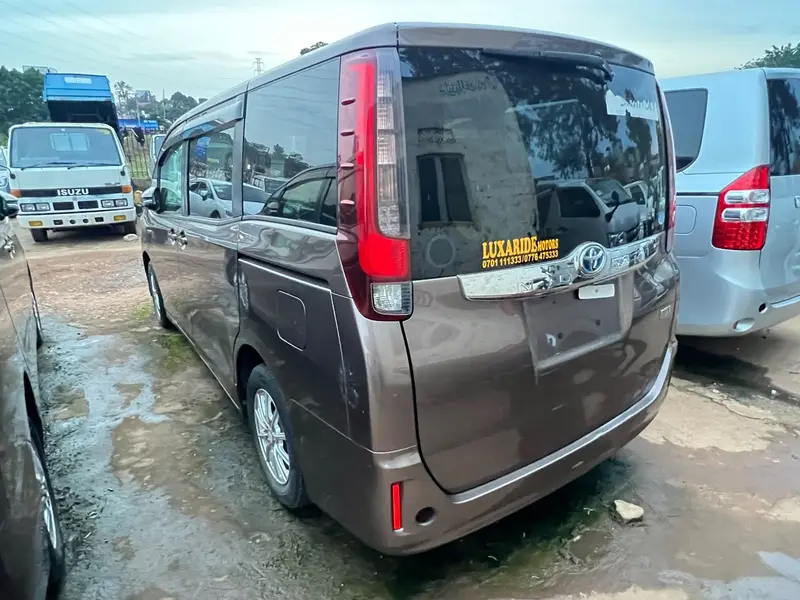 2014 Toyota Noah – photo 3