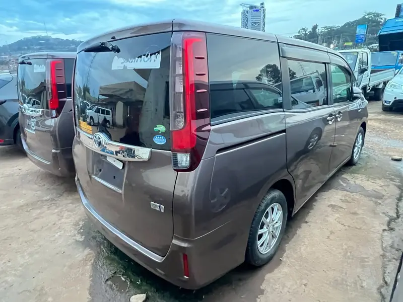 2014 Toyota Noah – photo 5