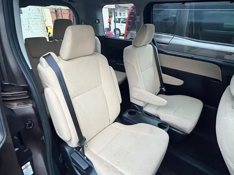 2014 Toyota Noah – photo 8
