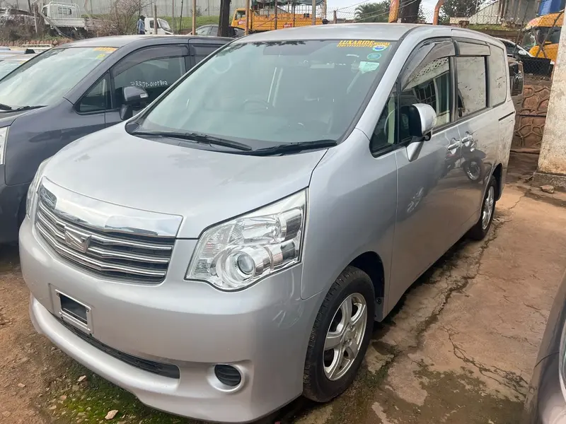 2013 Toyota Noah – photo 2