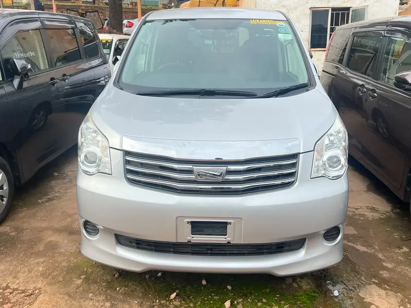 2013 Toyota Noah – photo 3