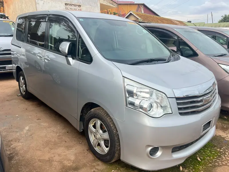 2013 Toyota Noah – photo 4