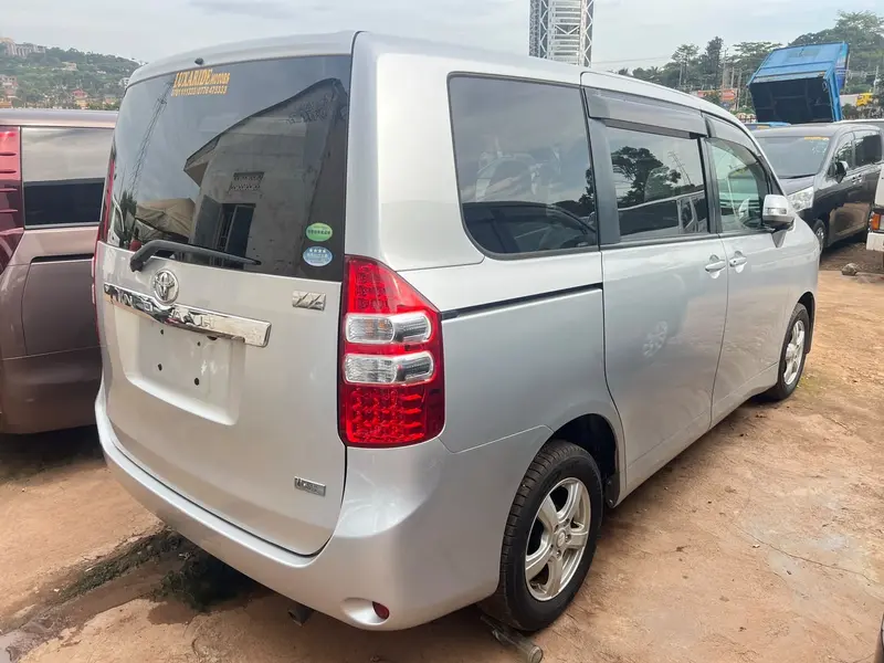 2013 Toyota Noah – photo 5