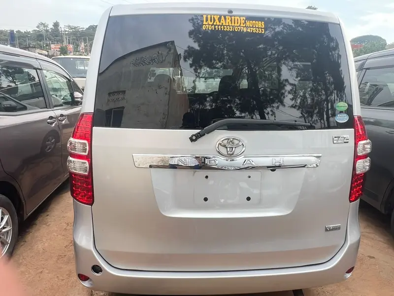 2013 Toyota Noah – photo 6