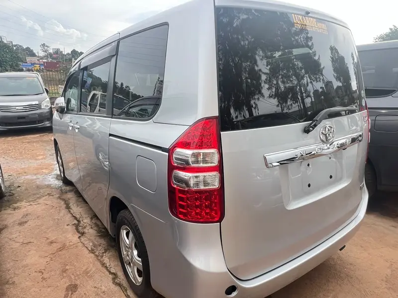 2013 Toyota Noah – photo 7