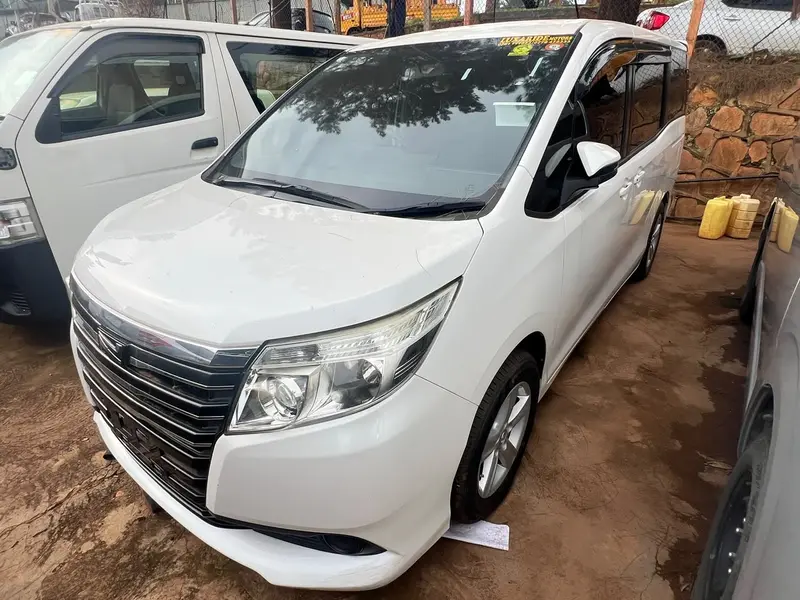 2014 Toyota Noah – photo 3
