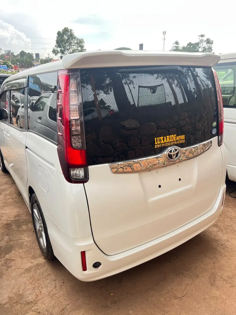 2014 Toyota Noah – photo 4