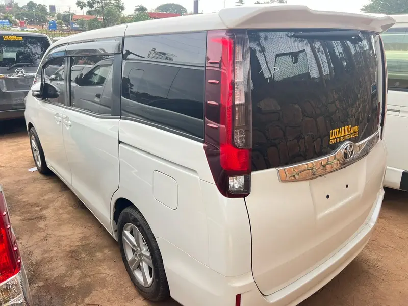 2014 Toyota Noah – photo 5