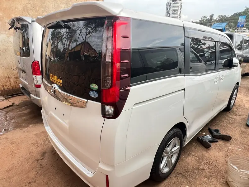 2014 Toyota Noah – photo 6