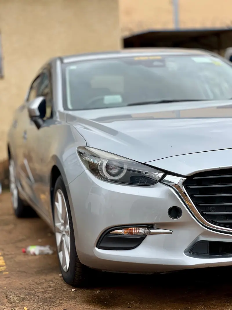 2017 Mazda Axela – photo 2