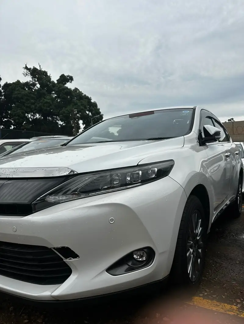2015 Toyota Harrier – photo 2