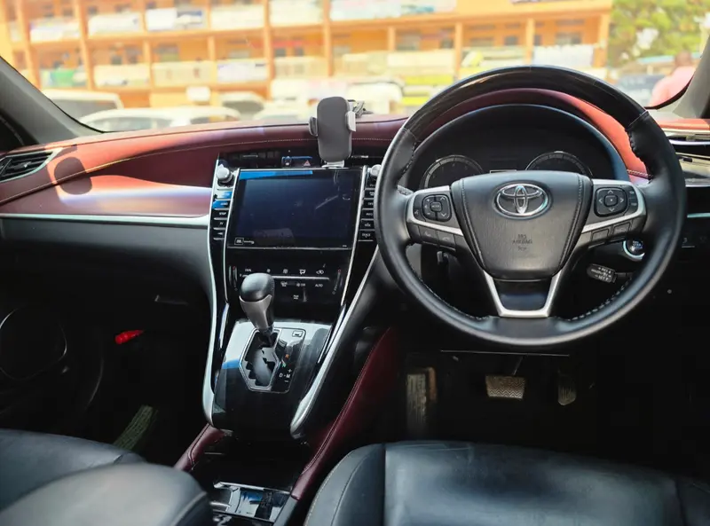 2017 Toyota Harrier – photo 4