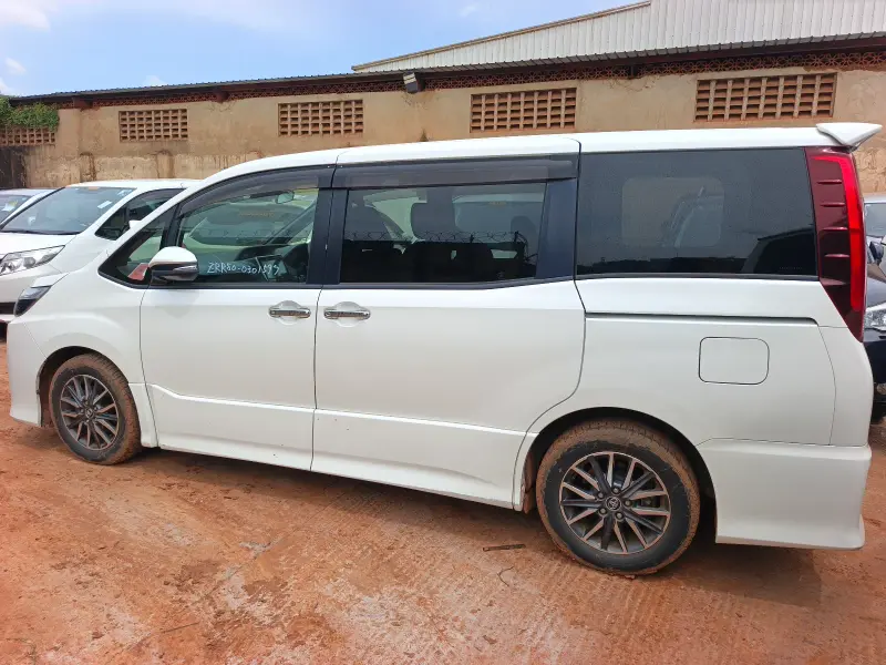 2017 Toyota Noah – photo 2