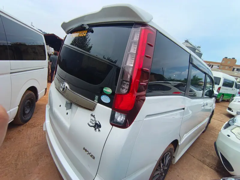 2017 Toyota Noah – photo 3