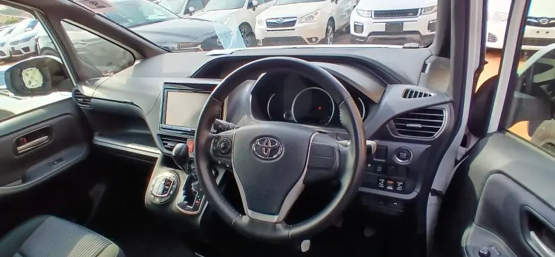 2014 Toyota Noah – photo 3