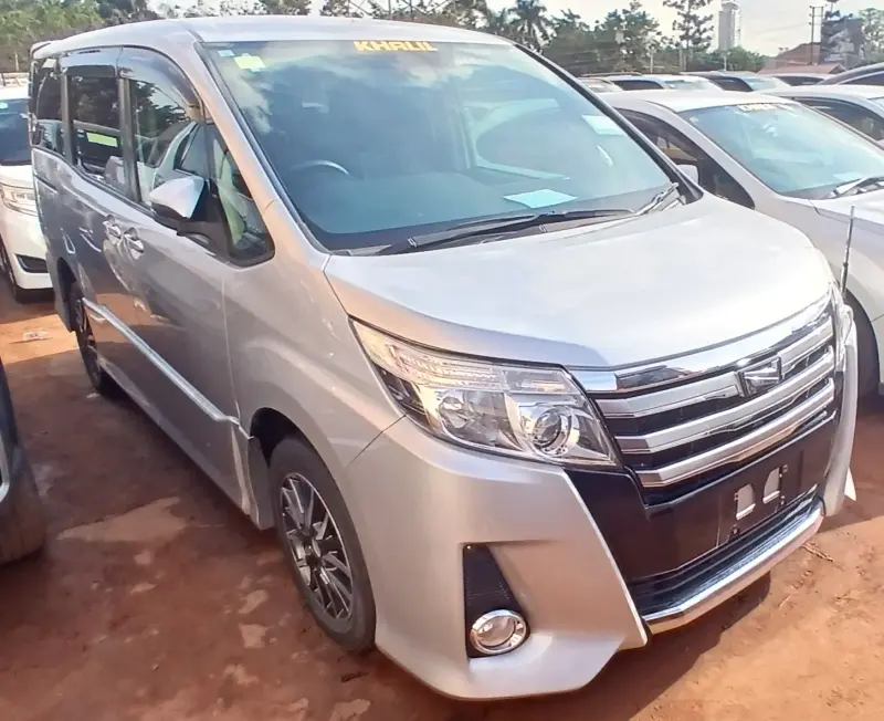 2017 Toyota Noah – photo 2