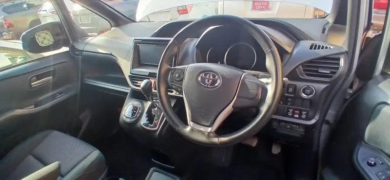 2017 Toyota Noah – photo 4