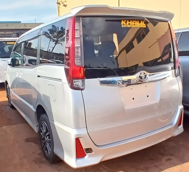 2017 Toyota Noah – photo 8