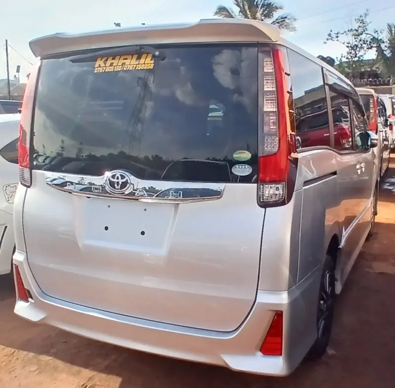 2017 Toyota Noah – photo 9